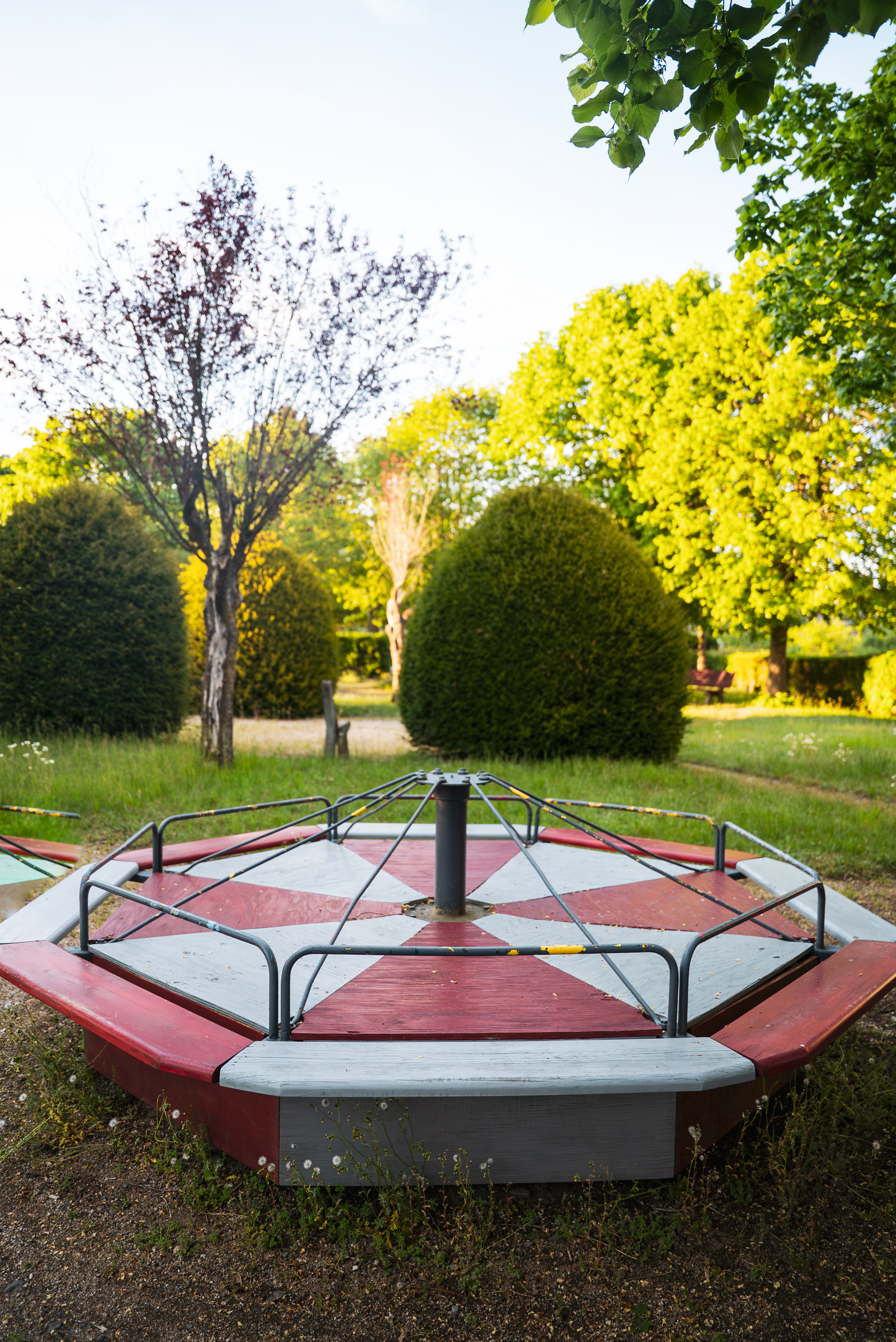 Manège pour enfants dans le parc