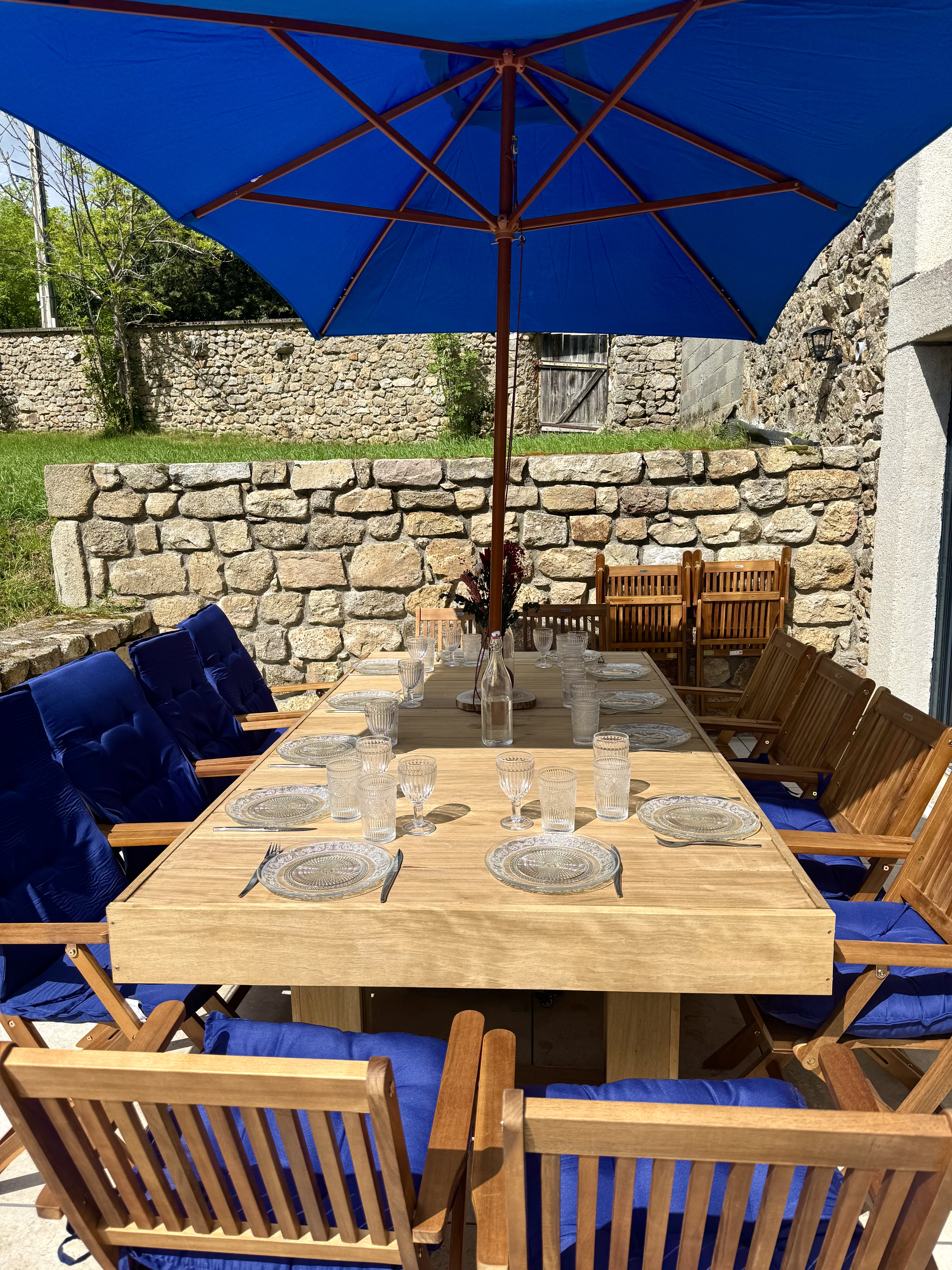 Grande table extérieure dressée