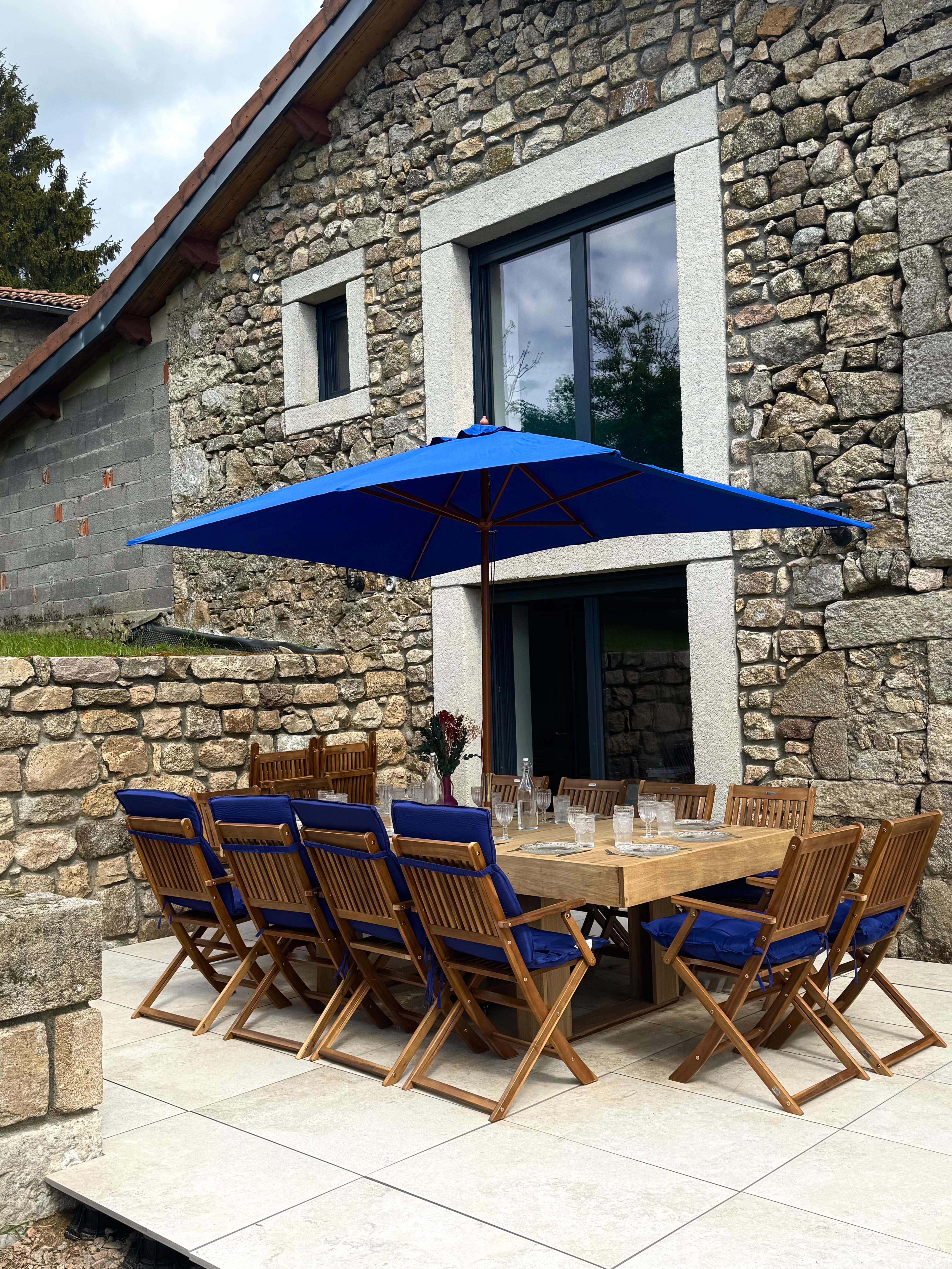 Façade du Tirangîte et terrasse