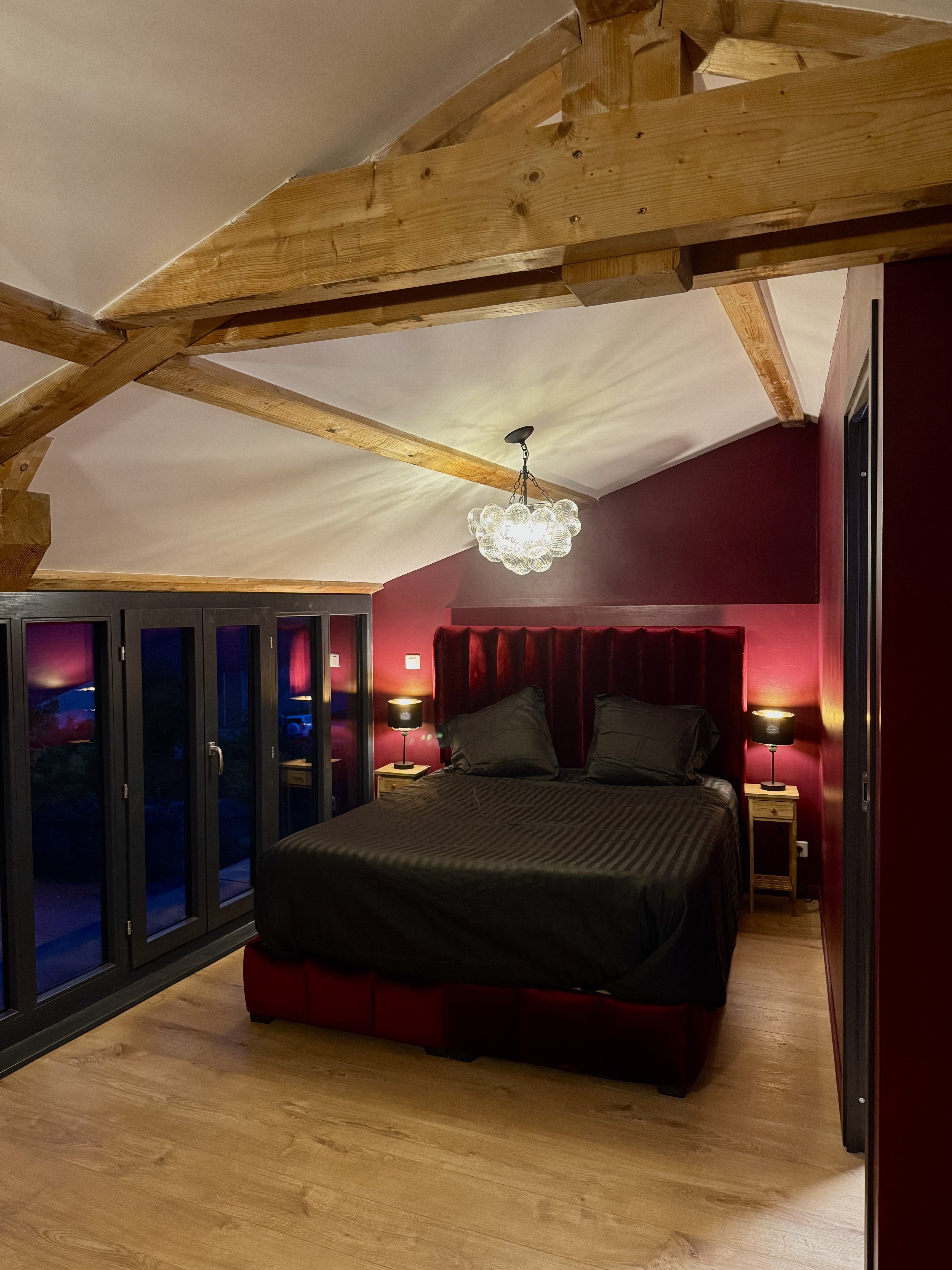 Vue d'ensemble de la chambre rouge