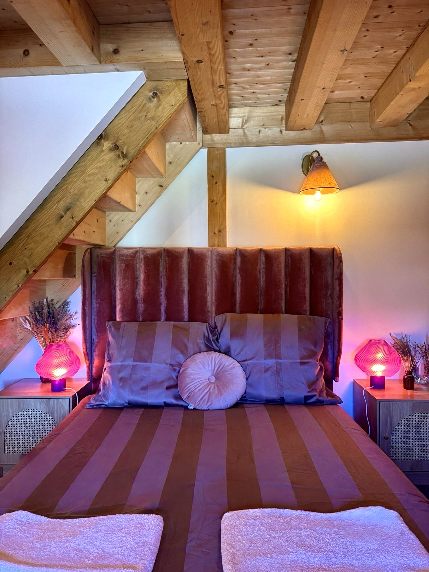 Lit principal de la chambre rose