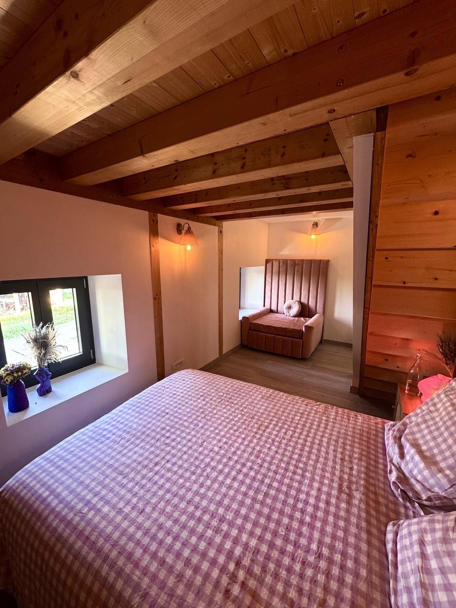 Coin alcôve de la chambre rose