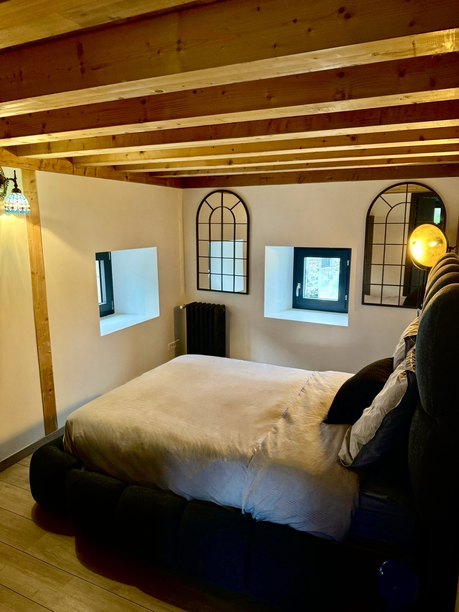 Lit king size de la chambre bleue